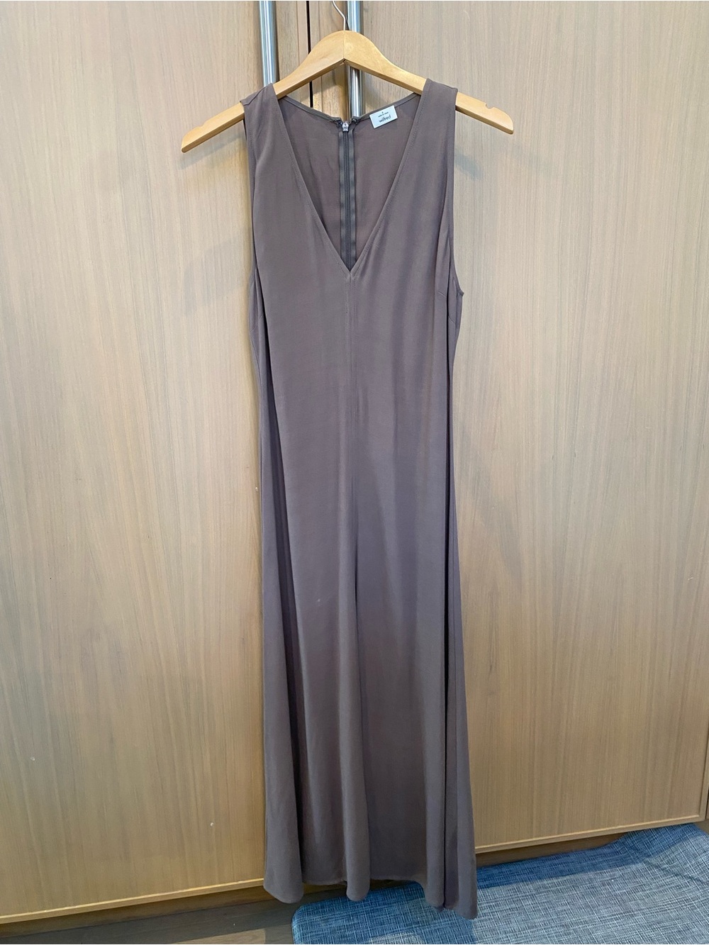 Wilfred Aritzia Sleeveless V-Neck Maxi Dress in Brown Size 4